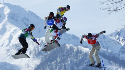 L'Australienne Belle Brockhoff, la Suissesse&nbsp;Sandra Daniela Gerber, l'Italienne&nbsp;Michela Moioli, l'Australienne Torah Bright et l'Am&eacute;ricaine&nbsp;Lindsey Jacobellis&nbsp;(de g. &agrave; d.) s'affrontent en&nbsp;quarts de finale de snowboard cross, le 16 f&eacute;vrier 2014. (MIKE BLAKE / REUTERS)