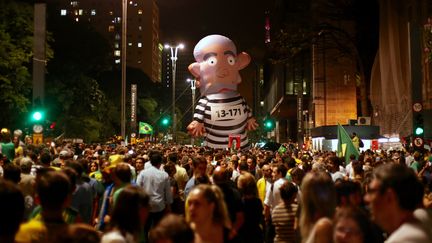 Une énorme marionnette de Lula est brandie par des manifestants sur l'avenue Paulista, à Sao Paulo (Brésil), le 16 mars 2016. (RAQUEL HOSHINO / CITIZENSIDE / AFP)