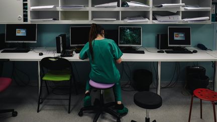 L'unité de soins intensifs de l'hôpital Lariboisière, à Paris, le 14 octobre 2020. (LUCAS BARIOULET / AFP)