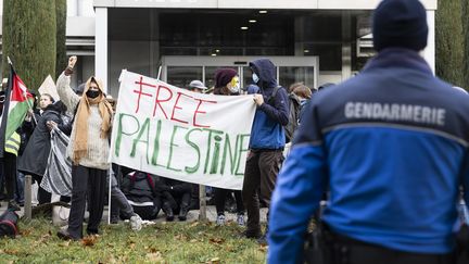 Des manifestants sur le campus de l'université de Lausanne protestent contre la venue du président français Emmanuel Macron en Suisse, le 16 novembre 2023. (CYRIL ZINGARO / KEYSTONE / AFP)