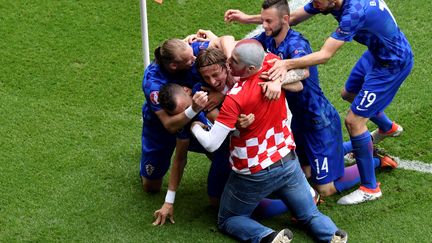 Un supporter croate est descendu des tribunes pour célébrer le but de son équipe. 