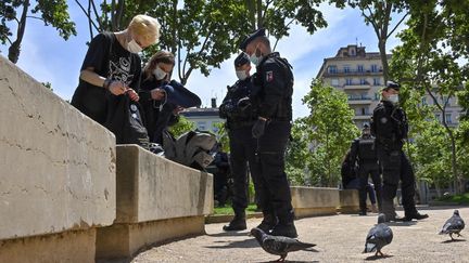 Des policiers et des passants, à l'occasion d'une manifestation non autorisée à Lyon, le 16 mai 2020. (MAXPPP)