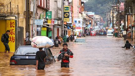 Une rue de la capitale malgache Antananarivo après des pluies torrentielles le 8 janvier 2020 (MAMYRAEL / AFP)