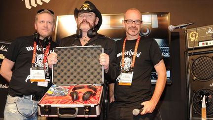 Lemmy de Motörhead (au centre) présente les Motörheadphones le 8 janvier 2013 à Las Vegas.
 (Rex Features/REX/SIPA)