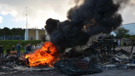 Des palettes br&ucirc;l&eacute;es devant le site&nbsp;Lampau-Guimiliau (Finist&egrave;re) des abbatoirs Gad le 10 octobre 2013.&nbsp; ( MAXPPP)