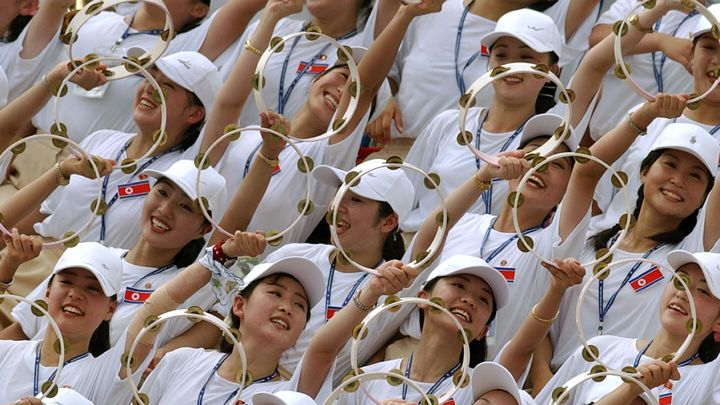 Les "cheerleaders" nord-cor&eacute;ennes lors d'un match de foot f&eacute;minin entre la Cor&eacute;e du Nord et l'Allemagne, pendant les Jeux mondiaux &eacute;tudiants, le 22 ao&ucirc;t 2003, &agrave; Gimcheon, en Cor&eacute;e du Sud. ( AFP )