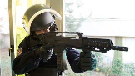 &nbsp; (Le nouveau fusil d'assaut HK G36 présenté au ministre de l'Intérieur le 29 février © CHAMUSSY/SIPA)