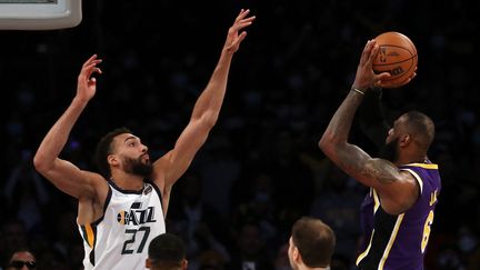 Rudy Gobert tentant de contrer LeBron James, lors d'une rencontre entre le Utah Jazz et les Los Angeles Lakers, le 16 février 2022 en Californie. (KATELYN MULCAHY / AFP)