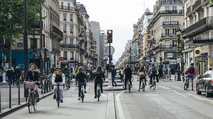 Des cyclistes sur la rue de Rivoli à Paris, où le traffic routier à été interdit, le 13 mai 2020. (YANN CASTANIER / HANS LUCAS / AFP)