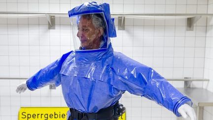 Un m&eacute;decin allemand teste un &eacute;quipment de protection contre le virus Ebola, le 11 ao&ucirc;t 2014 &agrave; Berlin (Allemagne). (THOMAS PETER / REUTERS)