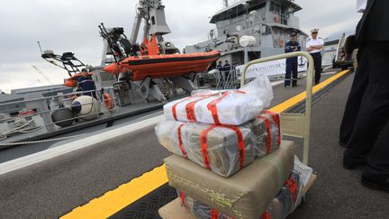 Le 25 mai 2019 à Toulon. Un bateau offshore qui naviguait au large de l’Algérie, dans les eaux internationales, transportait 7,4 tonnes de résine de cannabis , il a été arraisonné&nbsp;dans le cadre d’une opération conjointe des Douanes et de la Marine nationale. 232 ballots de drogue pesant chacun 32kg ont été débarqués, en présence des procureurs de Toulon et de Marseille. (FRANK MULLER / MAXPPP)