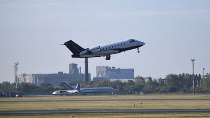 L'avion médicalisé transportant l'opposant russe&nbsp;Alexeï Navalny vers un hôpital d'Allemagne décolle de l'aéroport d'Omsk en Russie le 22 août 2020. (ALEXANDR KRYAZHEV / SPUTNIK / AFP)