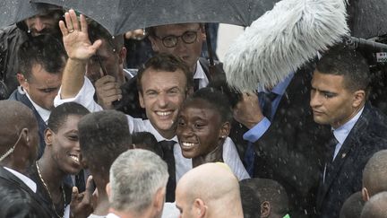 Emmanuel Macron visite, sous la pluie, le quartier d'Orléans à Saint-Martin, dans les Antilles, samedi 29 septembre 2018. (THOMAS SAMSON / AFP)