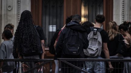 Students in front of the entrance to a high school, September 6, 2024 in Paris. (THIBAUD MORITZ / AFP)