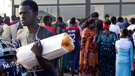 Des clients font la queue devant une boulangerie avant la rupture du jeûne du Ramadan, le 17 mai 2018 à Dakar. (SEYLLOU / AFP)