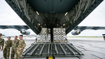 Sur le tarmac de l'aéroport d'Indianapolis (Indiana, Etats-Unis), le 22 mai 2022, des palettes dans la soute d'un C-17 de l'armée de l'air américaine transportant 35 tonnes de lait Nestlé pour&nbsp;nourrissons. (JON CHERRY / GETTY IMAGES NORTH AMERICA / AFP)