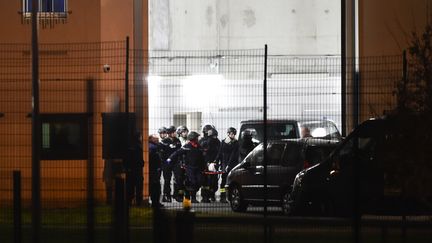 Une personne blessée est évacuée du centre pénitentiaire de Condé-sur-Sarthe (Orne), le 5 mars 2019. (JEAN-FRANCOIS MONIER / AFP)