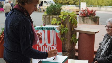 Des personnes participent au "r&eacute;f&eacute;rendum" du PS sur l'unit&eacute; de la gauche, &agrave;&nbsp;Cintegabelle (Haute-Garonne), le 18 octobre 2015. (REMY GABALDA / AFP)