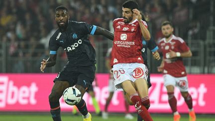 Gerson et Pierre Lees-Melou lors du match entre Brest et Marseille, à Brest, le 14 août 2022. (FRED TANNEAU / AFP)