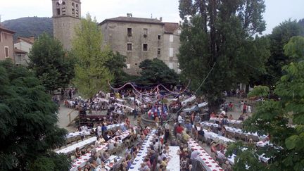 Le banquet républicain, une tradition qui se perpétue parfois en France. Ici à Entraigues-sur-Volane, en 2003. (F. HEBRARD / MAXPPP)