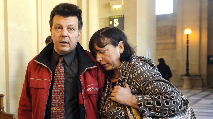 Dominique et Sylvie Mennesson, qui ont port&eacute; leur combat pour la transcription de leurs filles jumelles n&eacute;es d'une GPA aux Etats-Unis dans l'&eacute;tat civil fran&ccedil;ais, le 6 avril 2011, &agrave; Paris. (BERTRAND GUAY / AFP)