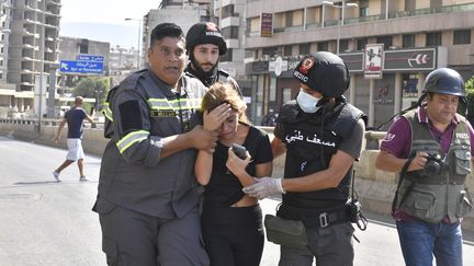 Des personnes fuient des fusillades en marge d'une manifestation le 14 octobre à Beyrouth (Liban). (HOUSSAM SHABARO / ANADOLU AGENCY)