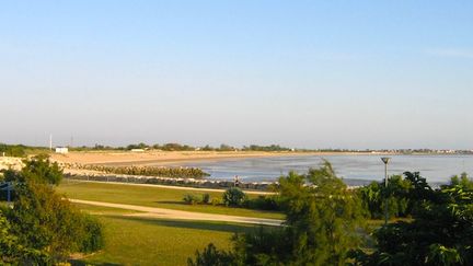 D’où peut bien provenir la bactérie qui contraint la fermeture de cette plage ? (crédits : Gilbert Bochenek)