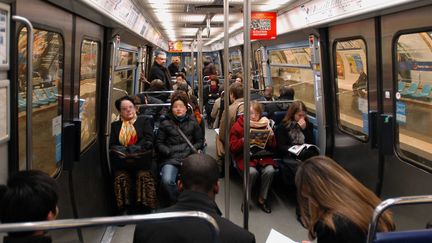 Une rame du m&eacute;tro de Paris, le 4 f&eacute;vrier 2004. (CHAMUSSY / SIPA)