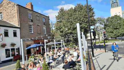 La terrasse d'un pub à Newcastle, le 18 septembre 2020. (RICHARD PLACE / RADIO FRANCE)