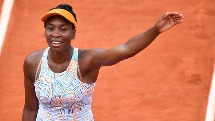 Venus Williams après sa victoire contre sa&nbsp;compatriote Louisa Chirico, le 26 mai 2016. L'Américaine a choisi une robe ornée de quadrilatères colorés. (MUSTAFA YALCIN / ANADOLU AGENCY)