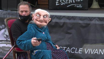 Philippe Saumont, directeur du Théâtre des Tarabates, avec Marthe, sa marionnette&nbsp; (B. Le Vaillant / France télévisions)