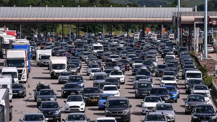 Un embouteillage à Lyon sur l'autoroute A7 le 10 juillet 2021. (PHILIPPE DESMAZES / AFP)