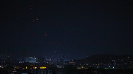 Des tirs de célébration&nbsp;dans le ciel nocturne de Kaboul après le décollage du dernier avion américain de l'aéroport,&nbsp;en Afghanistan, le 31&nbsp;août 2021.&nbsp; (AFP)