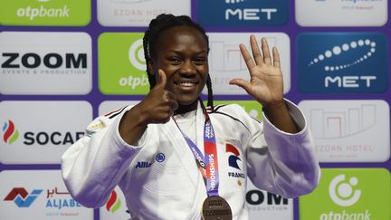 Cinq et un, qui font six. Après une blessure et un accouchement, Clarisse Agbegnenou revenait de loin. Mais en défaisant la Slovène Andreja Leski, la "Tigresse" est couronnée sextuple championne mondiale des - 63kg le 10 mai, à Doha. (KARIM JAAFAR / AFP)