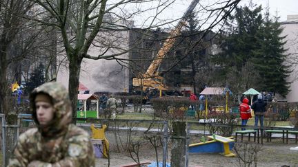 Les secours interviennent sur les lieux du crash d'un hélicoptère à Brovary, dans la région de Kiev, en Ukraine, le 18 janvier 2023. (STR / NURPHOTO / AFP)