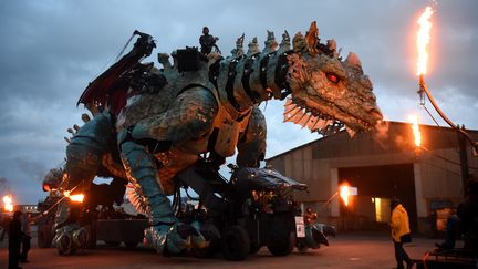 Les acteurs de la compagnie "La Machine" s'entraînent le 25 octobre 2019, à une semaine du coup d'envoi du spectacle "Le Dragon de Calais". (FRANCOIS LO PRESTI / AFP)