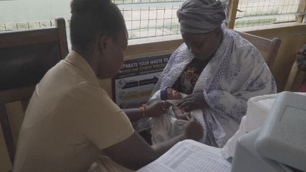 Une vaccination contre le paludisme est actuellement lancée au Ghana. Une maladie qui tue chaque année des centaines de milliers de personnes, surtout en Afrique. (France 24)