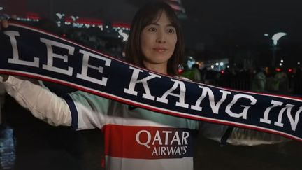 Le Grand format de cette semaine “Le phénomène Kang-in Lee” vous présente le nouveau prodige sud-coréen du Paris Saint-Germain. Il commence le football à huit ans. Deux ans plus tard il part en Espagne et rejoint le centre de formation de Valence. Après quelques années au Valence CF et au RCD Majorque, il intègre le Paris Saint-Germain en 2023.