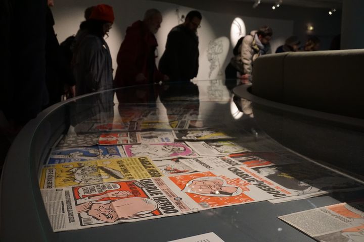 Des festivaliers visitent l'expostion "Une histoire de Charlie Hebdo", le 30 janvier 2015 lors du festival de la BD d'Angoul&ecirc;me.&nbsp; (JULIE RASPLUS / FRANCETV INFO)