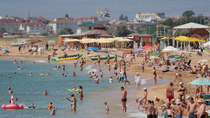 Des vacanciers sur une plage de Yevpatoria, en Crimée annexée, le 4 juillet 2023. (SERGEI MALGAVKO / TASS / SIPA USA / SI)