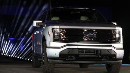 Un véhicule électrique, le F-150 Lightning, produit par le constructeur Ford. (JEFF KOWALSKY / AFP)