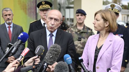 Le ministre de l'Intérieur Gérard Collomb s'adresse à la presse devant l'hôpital Bégin à Saint-Mandé (Val-de-Marne), où des militaires sont hospitalisés, le 9 août 2017. (STEPHANE DE SAKUTIN / AFP)