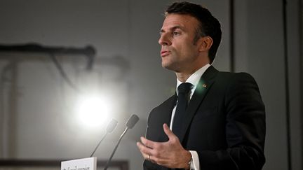 Le président de la République, Emmanuel Macron, le 15 décembre 2023 à Bruxelles (Belgique). (MIGUEL MEDINA / AFP)