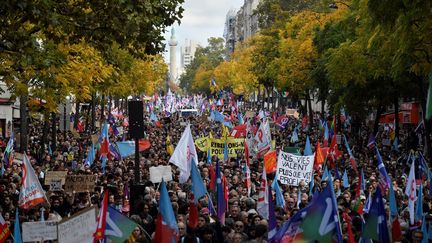 La manifestation contre la vie chère organisée par la Nupes, le 16 octobre 2022 à Paris. (JULIEN DE ROSA / AFP)