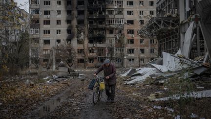 Un habitant dans la rue à Avdiïvka (Ukraine), le 17 octobre 2023. (OZGE ELIF KIZIL / ANADOLU / AFP)