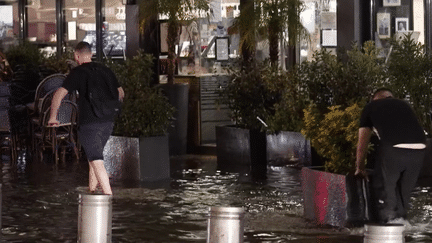 Des tempêtes ont touché tout le sud-est de la France dans la nuit du mercredi 4 au jeudi 5 septembre, provoquant des inondations. A Marseille notamment, dans les Bouches-du-Rhône, les quais du Vieux-Port ont été entièrement submergés.