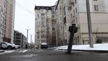 Les forces russes ont lancé une&nbsp;offensive sur plusieurs villes d'Ukraine, notamment à Kharkiv. Certains quartiers ont été visés par des bombardements, comme lors du 25 février 2022, où un missile a atterri&nbsp;dans une zone résidentielle sans exploser. (- / RADIO FREE EUROPE/RADIO LIBERTY / AFP)