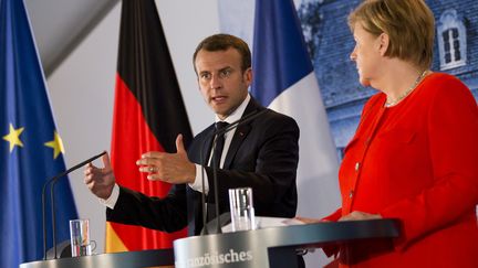 Emmanuel Macron et Angela Merkel lors du sommet franco-allemand, mardi 19 juin 2018 en Allemagne.&nbsp; (EMMANUELE CONTINI / NURPHOTO)