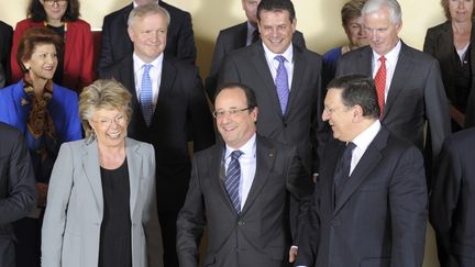 Le pr&eacute;sident Fran&ccedil;ois Hollande (au centre) &agrave; la Commission europ&eacute;enne &agrave; Bruxelles (Belgique), lors de la conf&eacute;rence des pays donateurs pour le d&eacute;veloppement du Mali, le 15 mai 2013. (LAURENT DUBRULE / REUTERS)