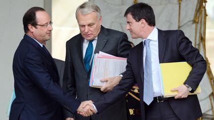 Le pr&eacute;sident de la R&eacute;publique, Fran&ccedil;ois Hollande, le Premier ministre, Jean-Marc Ayrault, et le ministre de l'Int&eacute;rieur, Manuel Valls, sur le perron de l'Elys&eacute;e, &agrave; Paris, le 12 juin 2013. (ERIC FEFERBERG / AFP)